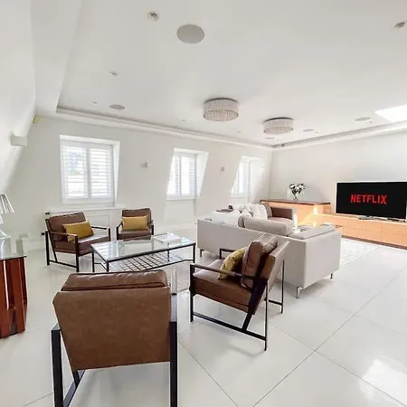 Luxurious Penthouse Apartment In Prime Location